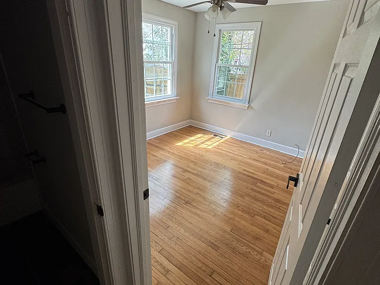 307 Broad St W #B — Photo 11