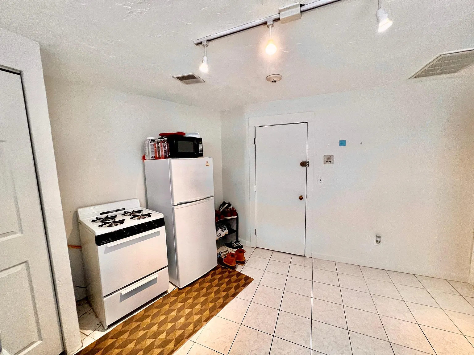 Studio, 9999 sqft, $2,200 — Photo 2