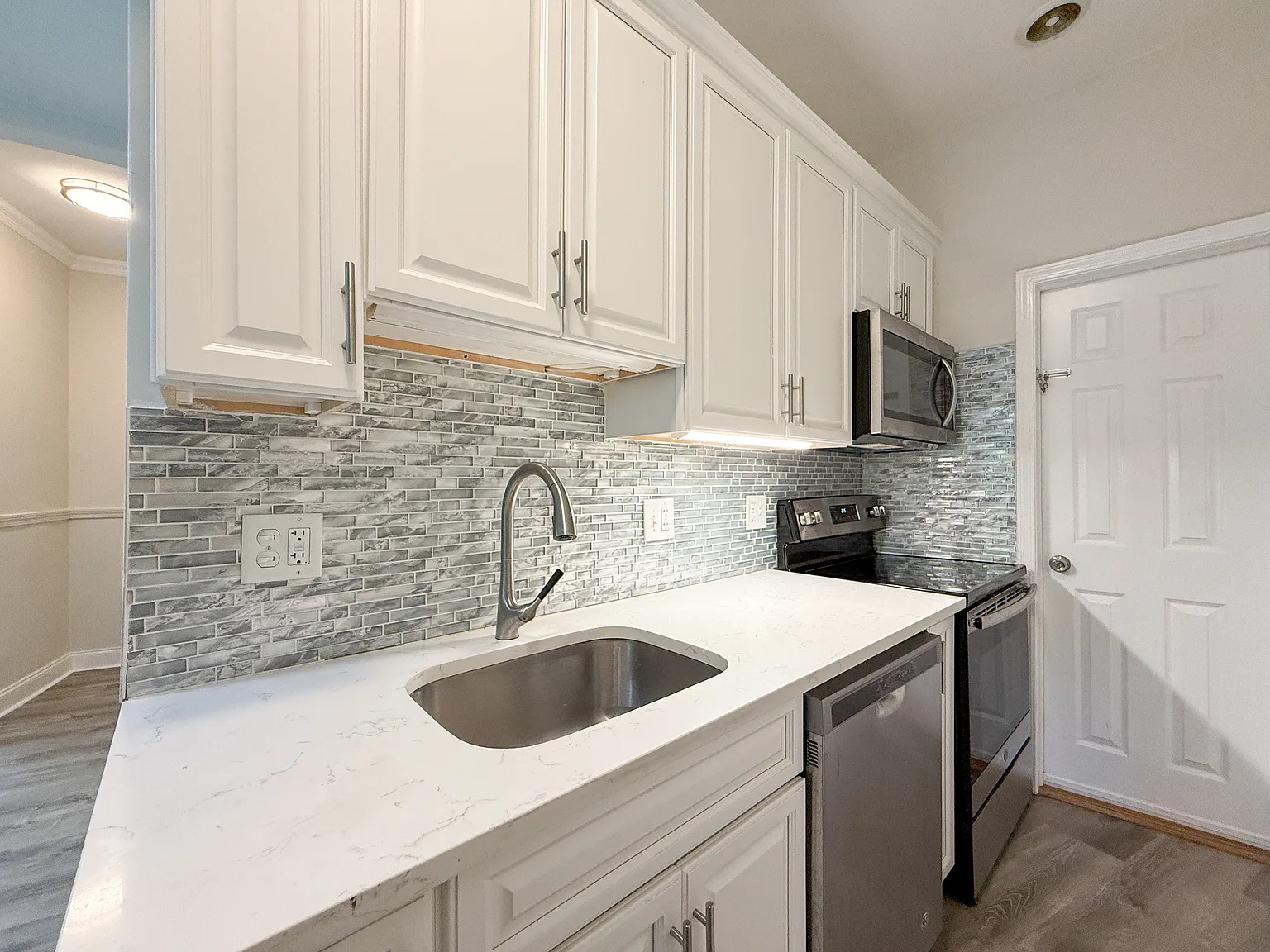 2 bed, 800 sqft, $2,990 — Photo 3