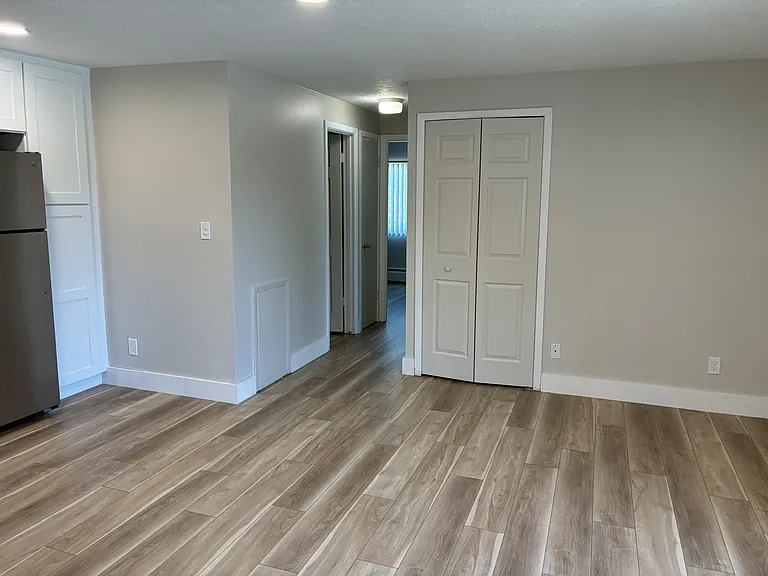 Holland Gardens Apartments — Photo 54