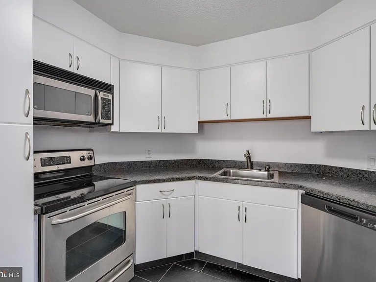 2020 Walnut St #29J — Photo 7