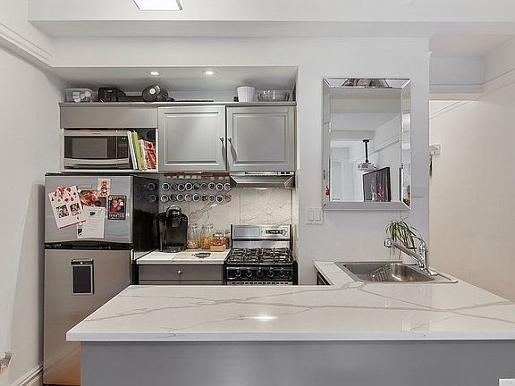 3rd image of 50 W 72nd St APT 409