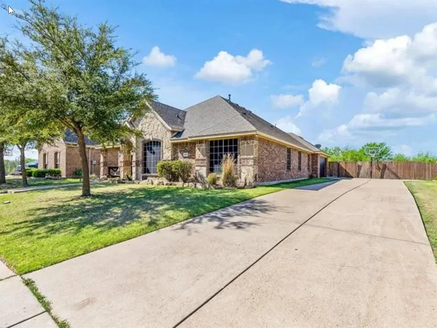 1052 Lufkin Ln — Photo 2