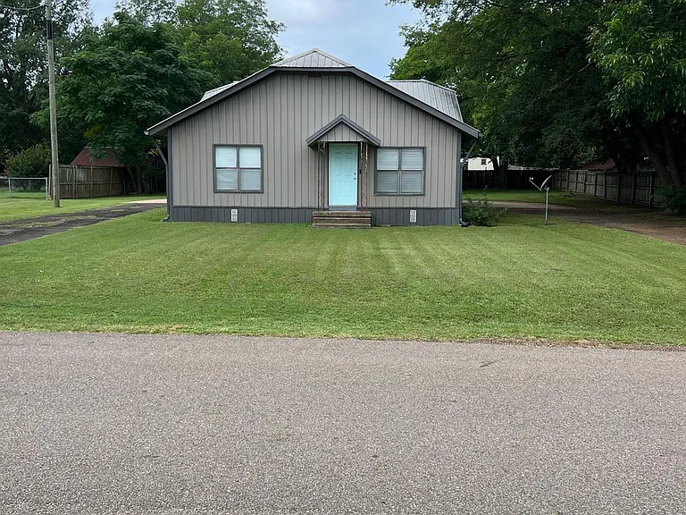 902 S Kaufman St — Photo 1