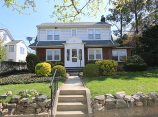 121 Hampshire Rd, Great Neck, NY 11023