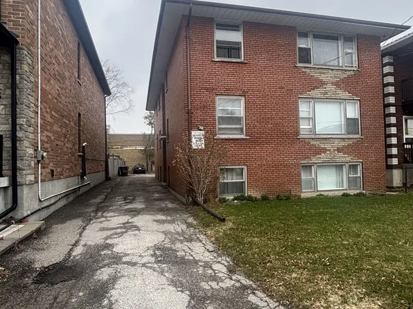 24 Vanevery St #6, Toronto, ON M8V 1Y6