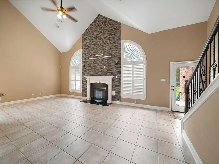 2438 Ripplewood Dr — Photo 5