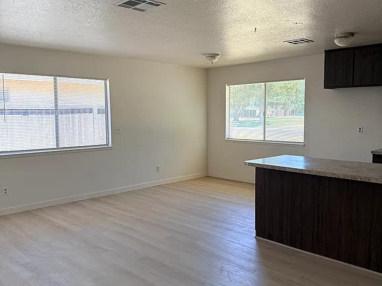 1343 Ford Ave — Photo 3
