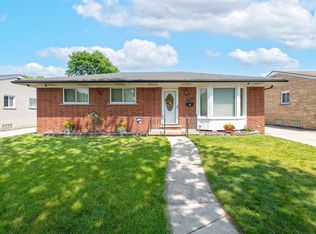29260 Fairfield Dr, Warren, MI 48088