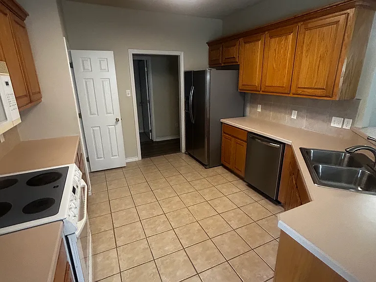 3744 Essen Loop — Photo 4