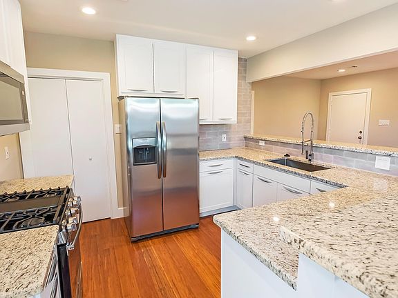 2nd image of 1301 Diez St #C