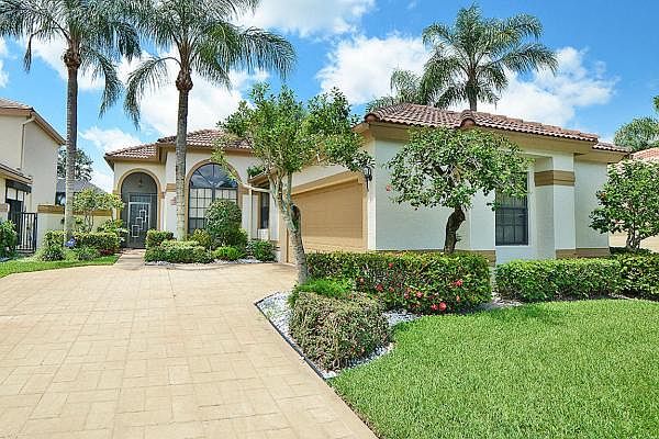 Home For Sale In Lexington Lakes