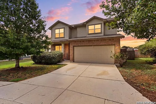4 bed, 2.5 bath, 2241 sqft, $2,000 — Photo 2