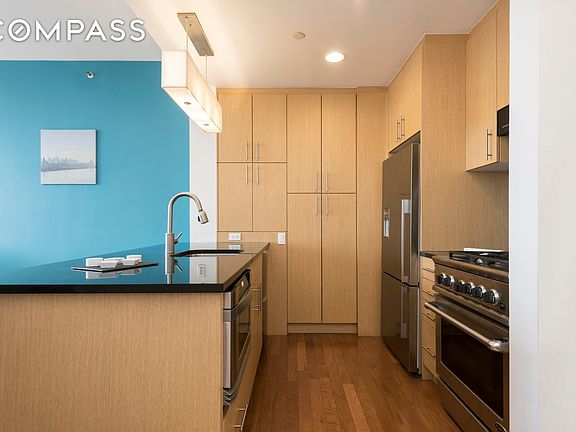 4th image of 549 Borden Ave #L4