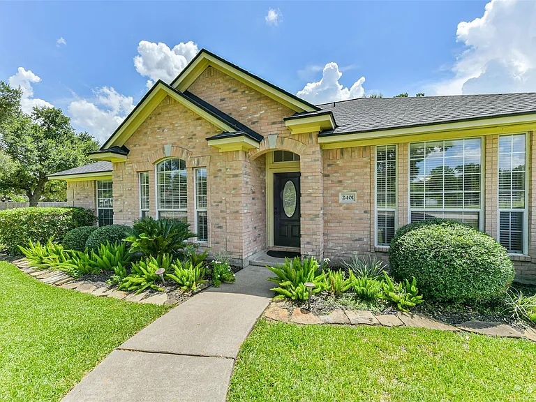 2401 Woody Rd — Photo 2