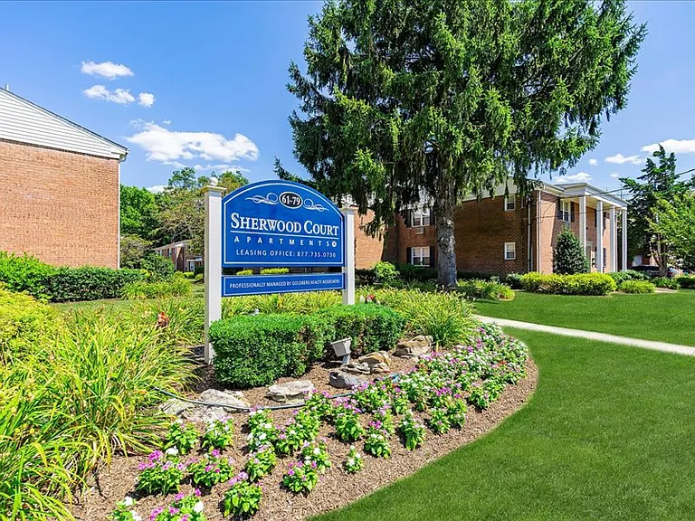 Sherwood Court Apartments — Photo 14