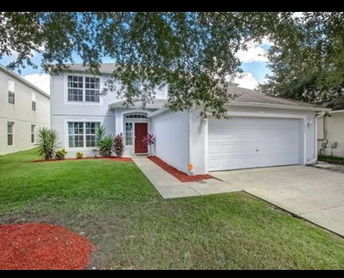 4 bed, 2.5 bath, 2216 sqft, $2,399 — Photo 1