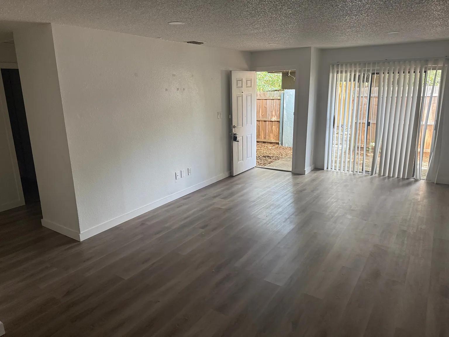 2 bed, 880 sqft, $1,400 — Photo 3
