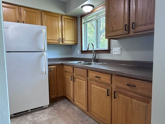 5th image of 402 Derek Ave #402