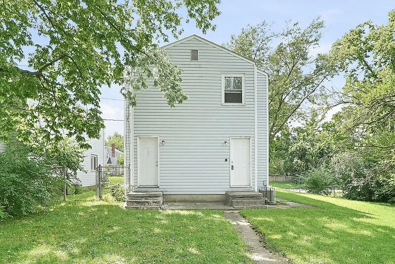 2 bed, 1.0 bath, 820 sqft, $900 — Photo 2