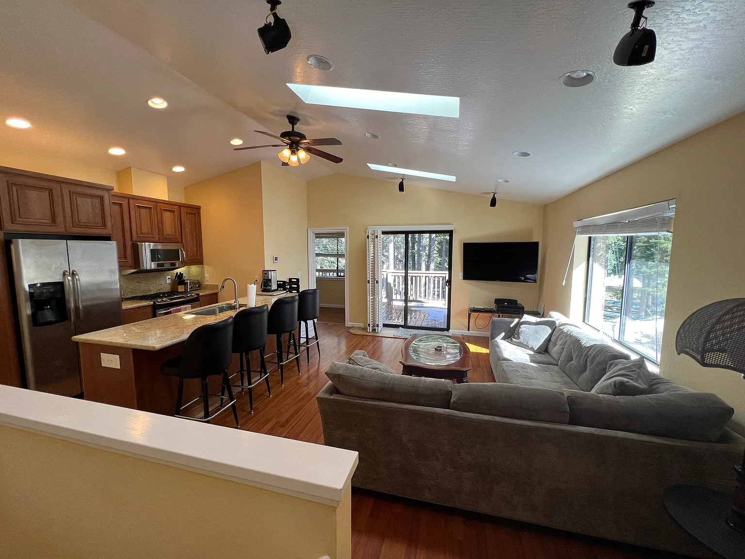 2 bed, 800 sqft, $3,500 — Photo 2
