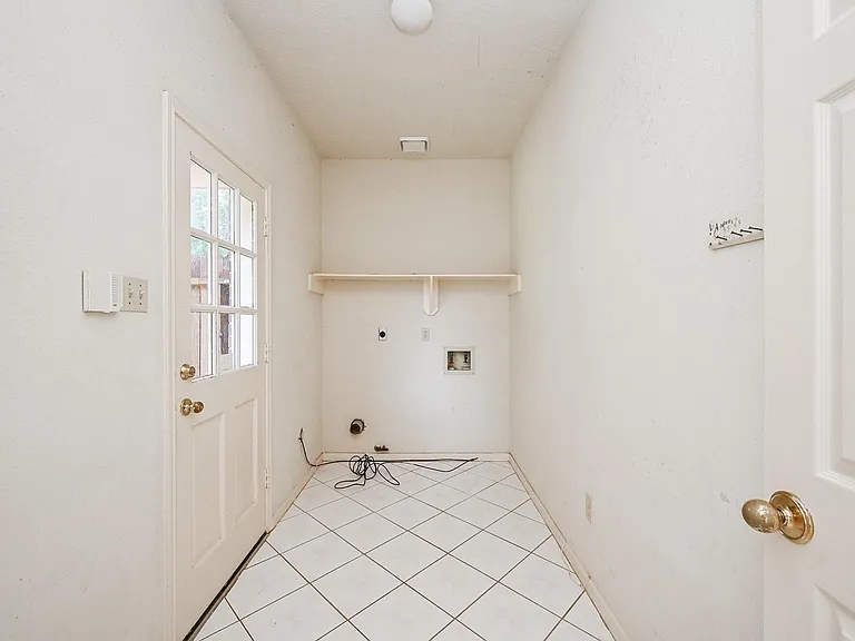 9731 New Kent Dr — Photo 14