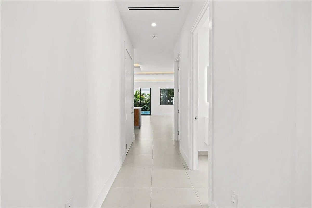 Great Location & Modern! — Photo 4