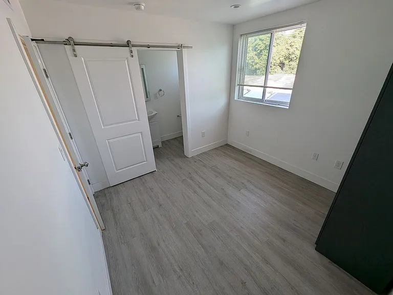 1571 W 37th Pl — Photo 12
