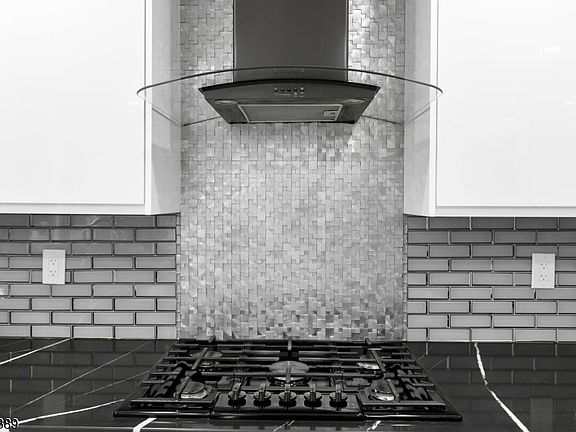 3rd image of 450 Vanderveer Rd