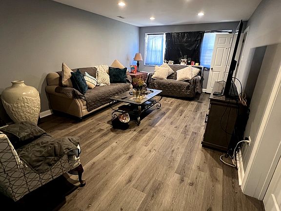3rd image of 275 Luella Ave