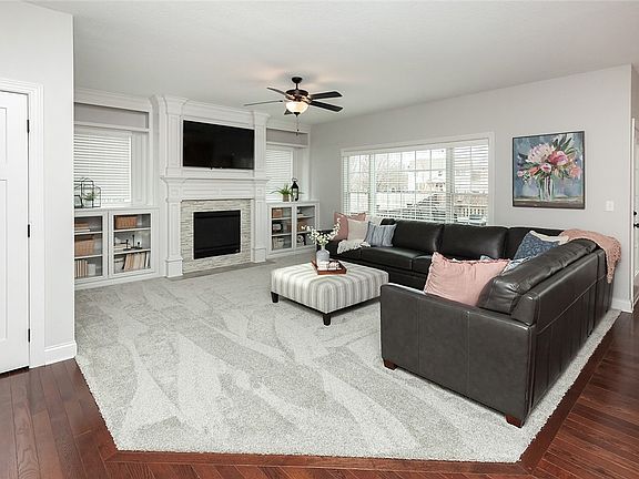 3rd image of 306 SW Driftwood Dr
