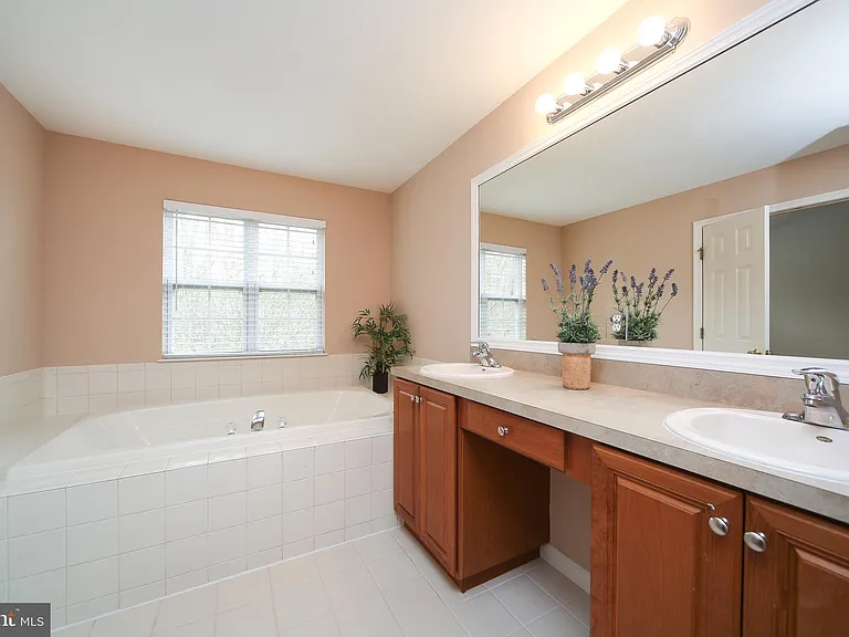 46 Hoover Ave — Photo 19