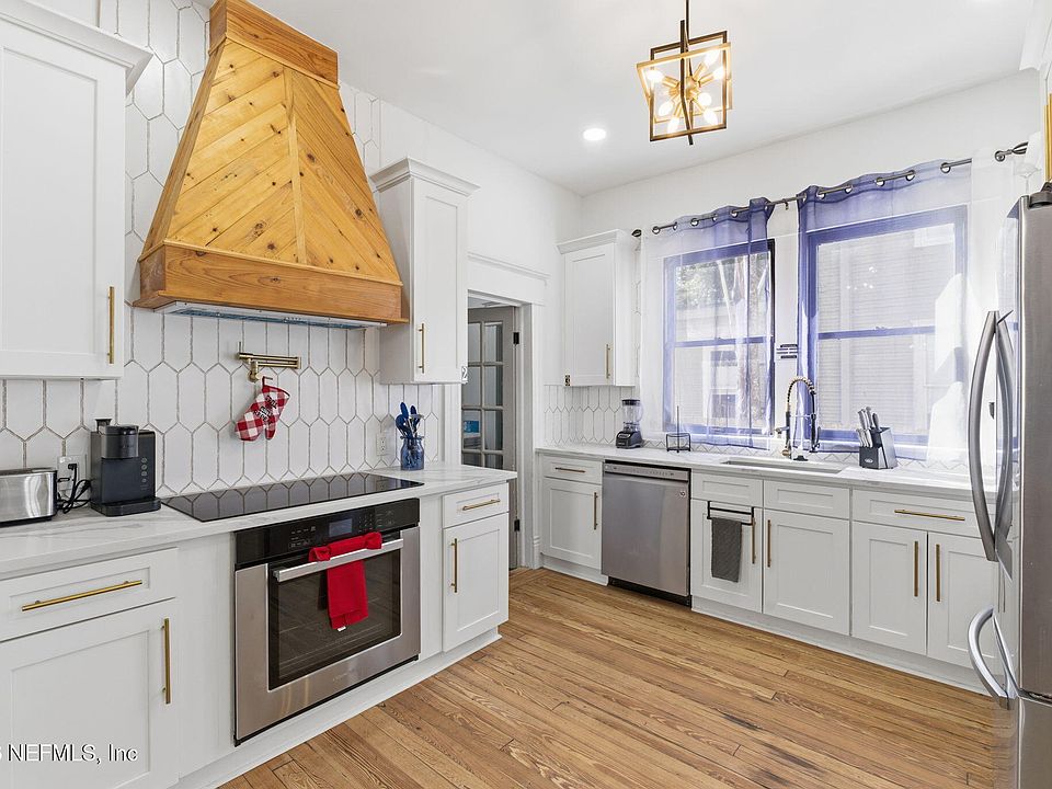 1st image of 422 7TH Street W