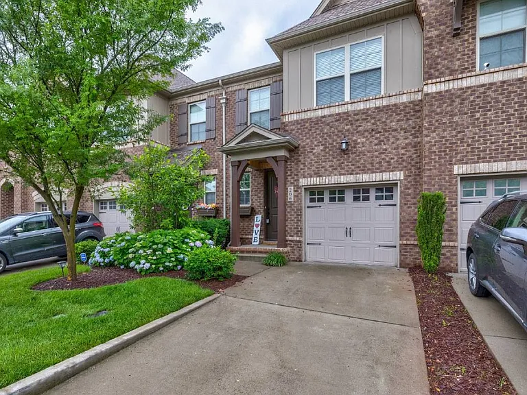 206 Bixby Private Ln — Photo 2