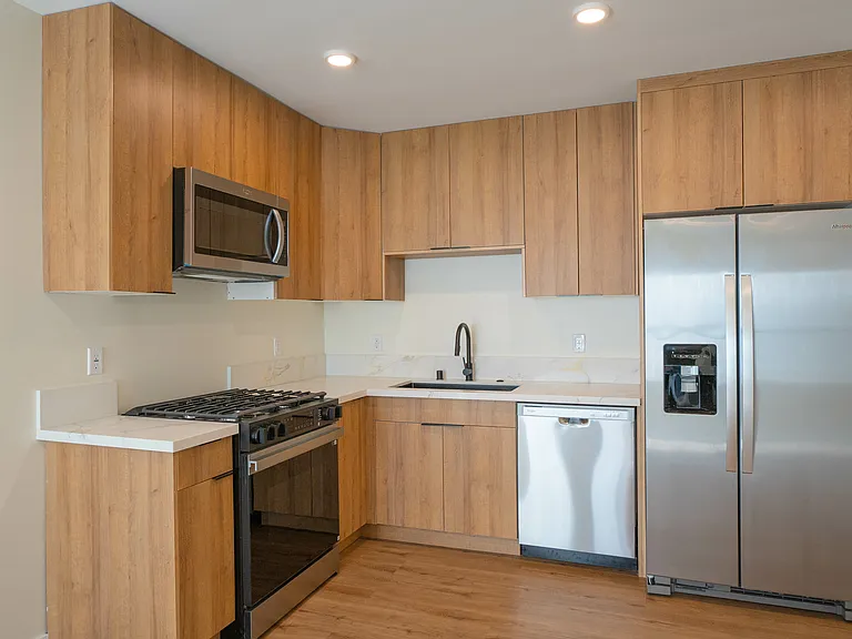1038 S Westmoreland Ave — Photo 2