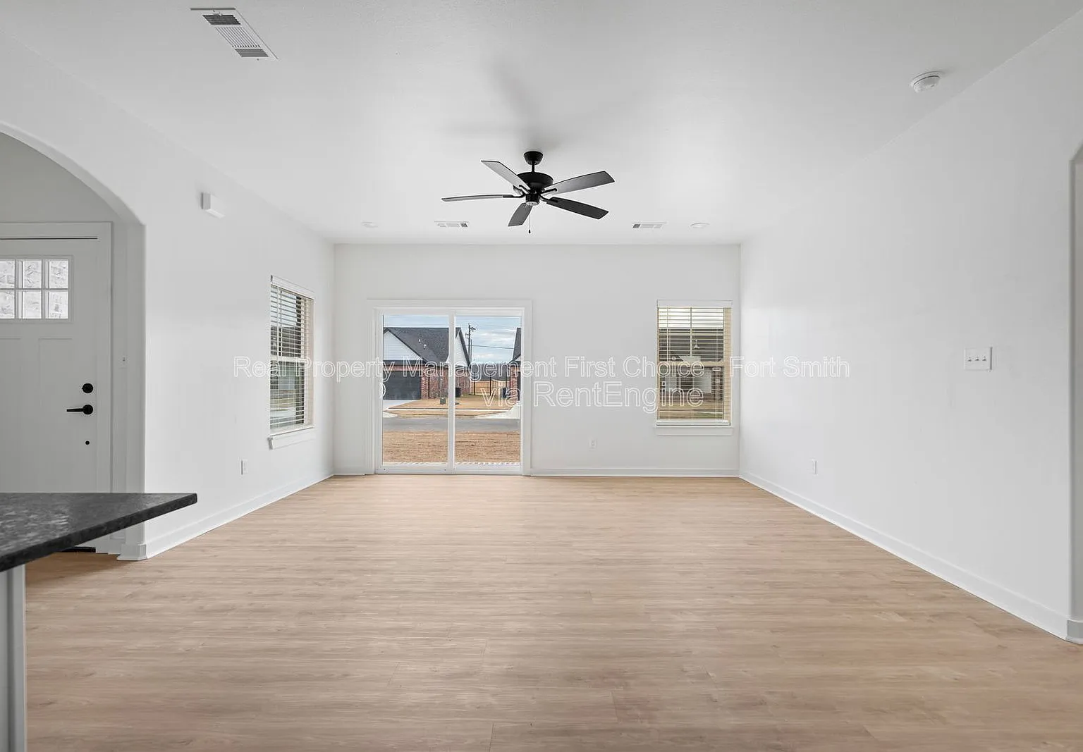 3 bed, 2.0 bath, 1399 sqft, $1,550 — Photo 4