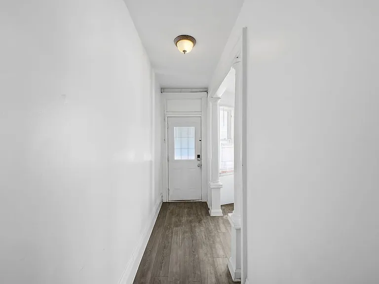 2209 Summit St — Photo 1