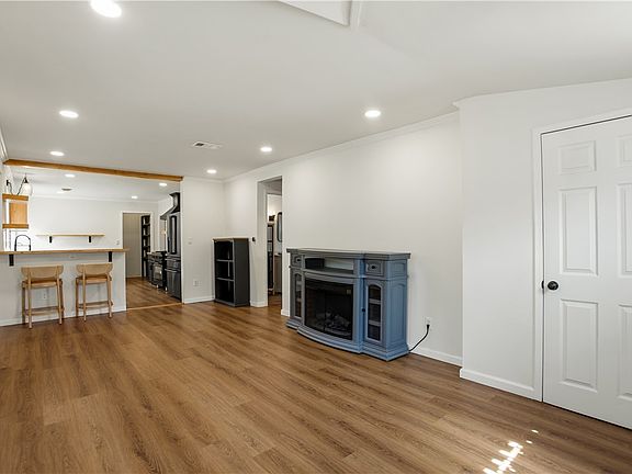 5th image of 3359 Locust St