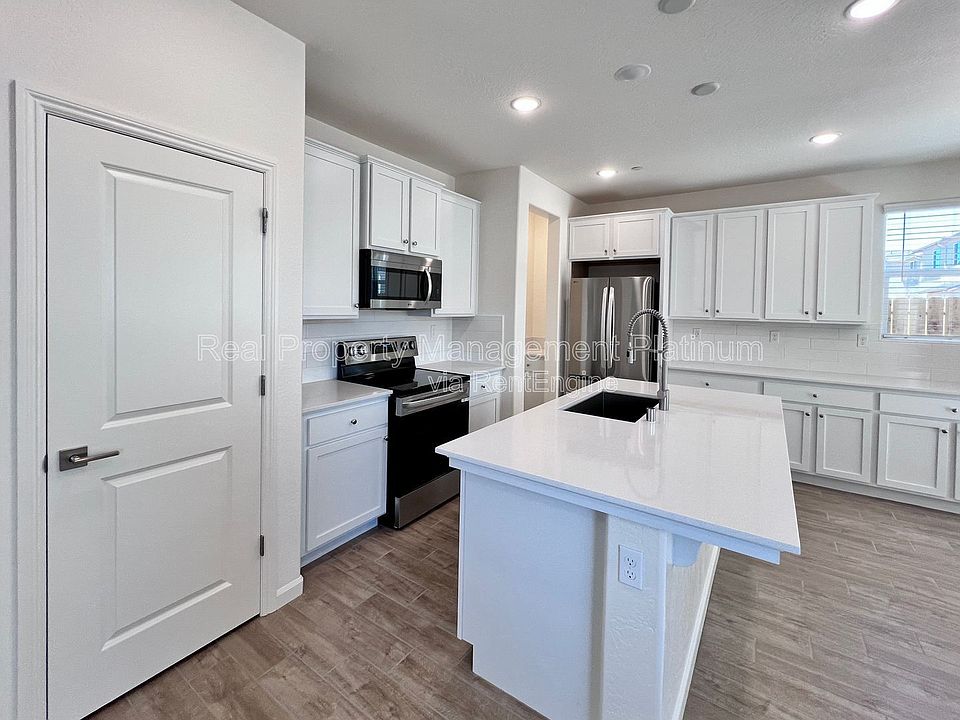 1st image of 6596 E Cresthaven Dr