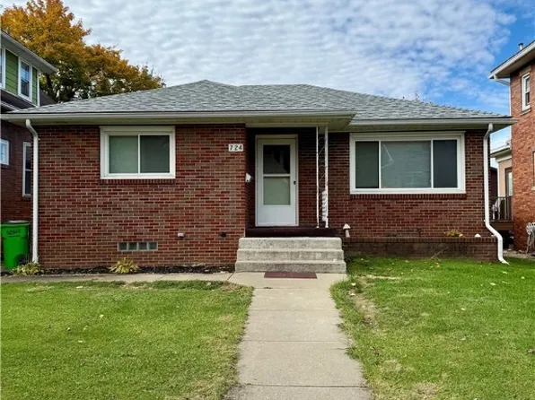 724 N Dawson St, Uhrichsville, OH 44683