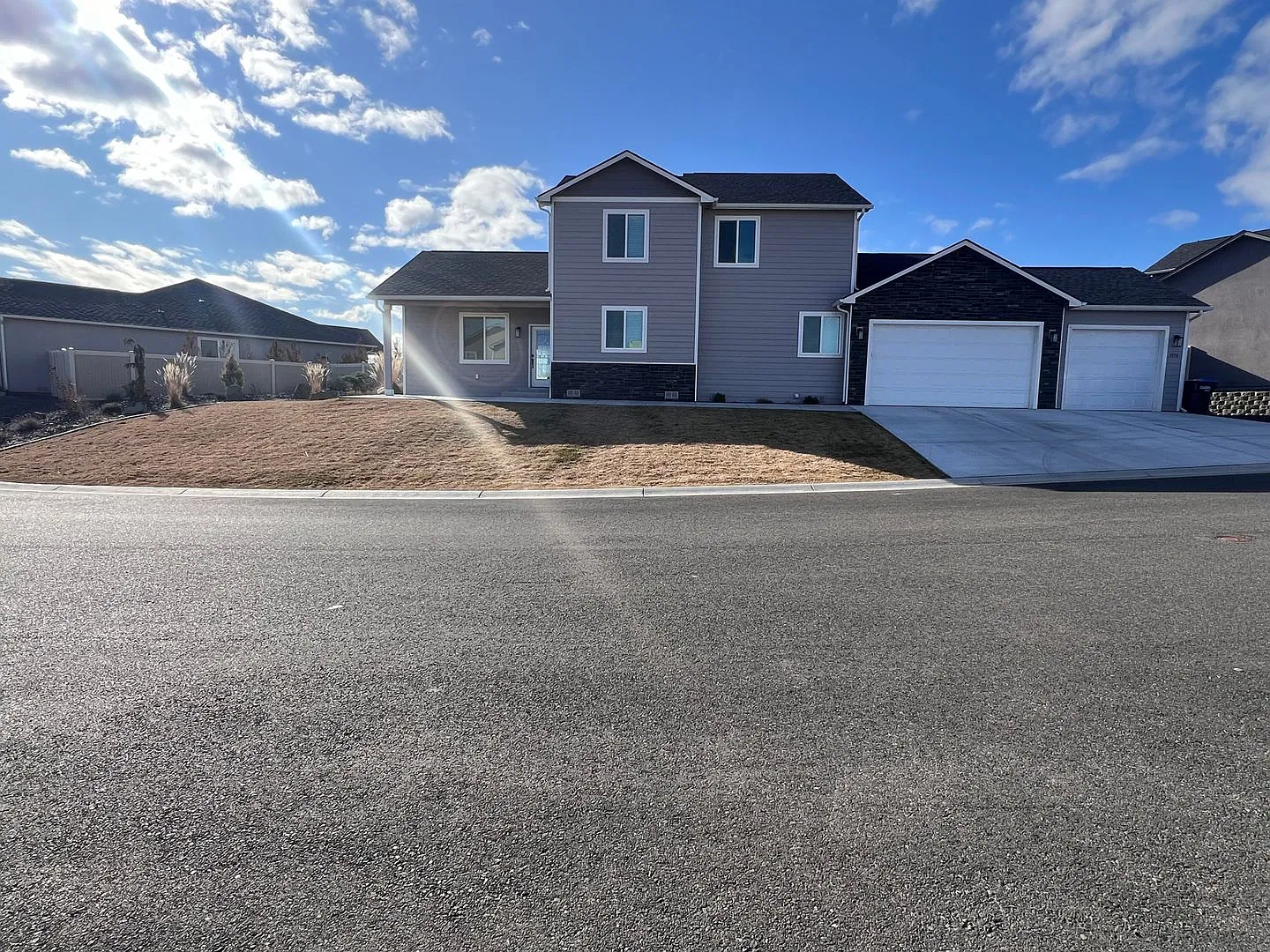 Selah 3 bedroom plus bonus room, 3 car garage! — Photo 2