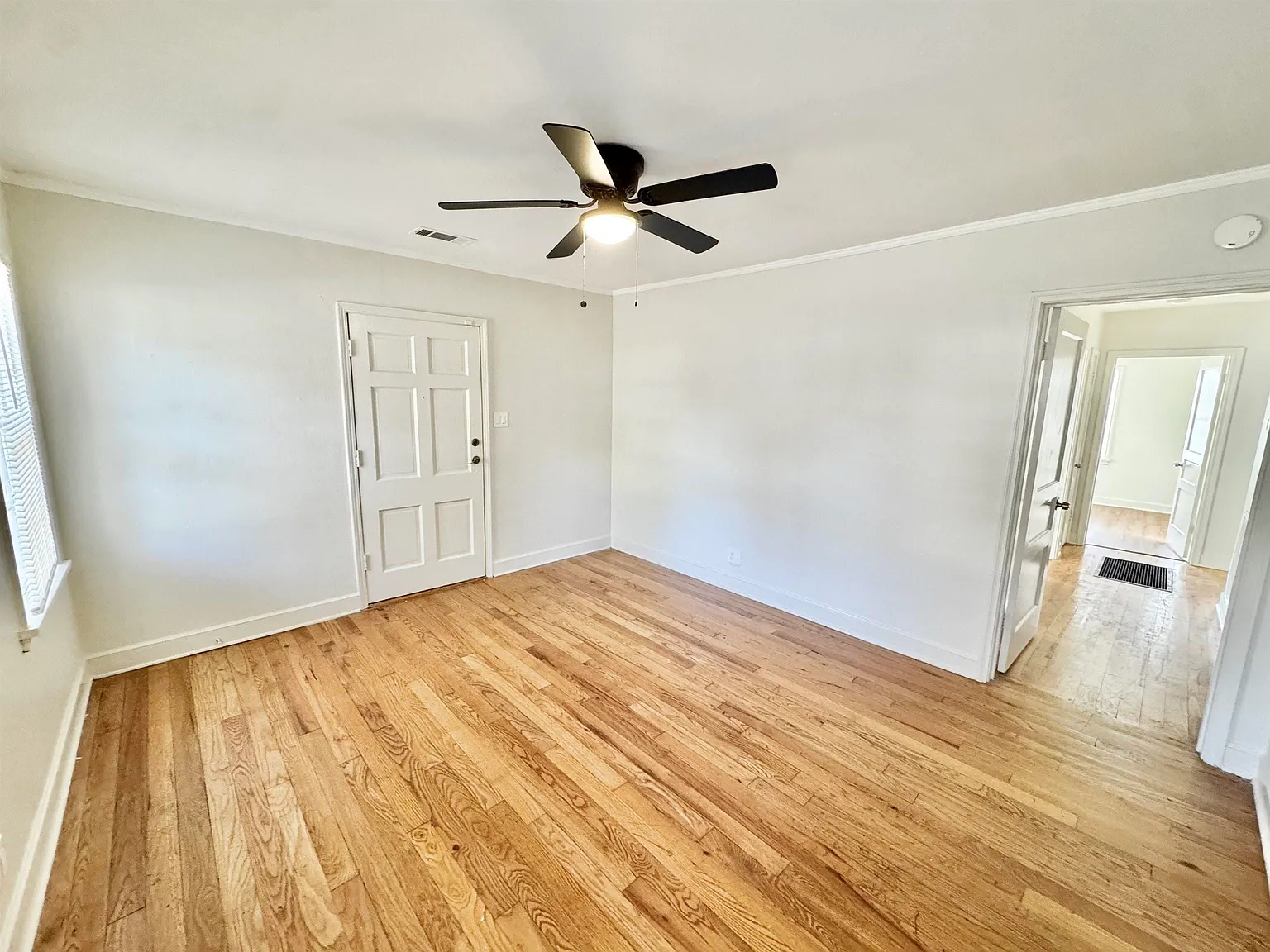 5 bed, 2.0 bath, 1706 sqft, $2,500 — Photo 2