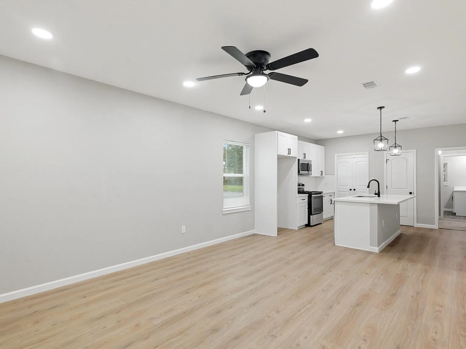 3 bed, 2.0 bath, 1196 sqft, $1,575 — Photo 3