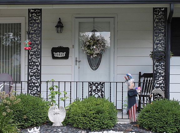 3rd image of 15035 Holiday Ct