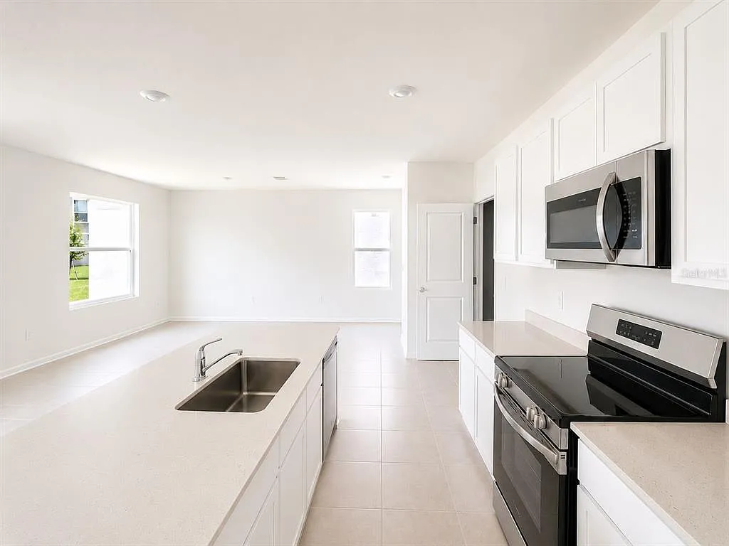 4 bed, 2.5 bath, 1874 sqft, $2,100 — Photo 4