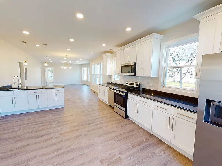 365 Winthrop Ave — Photo 2