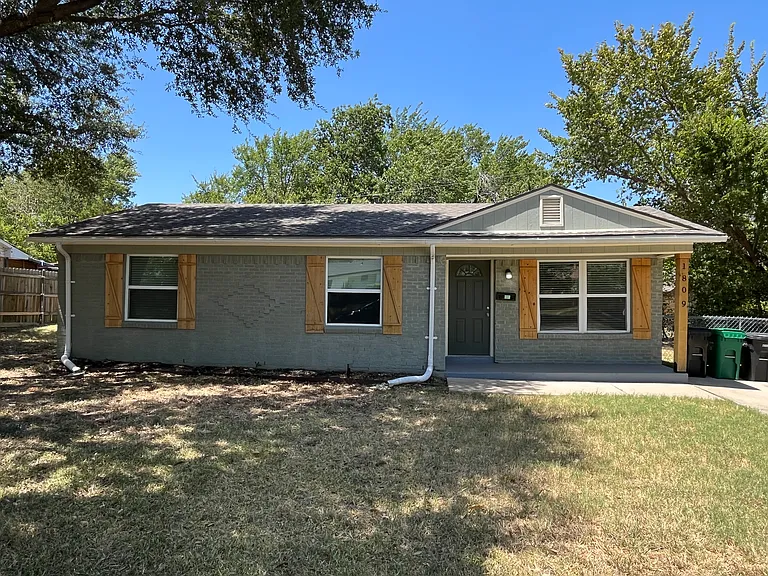 1809 Sycamore Dr — Photo 1