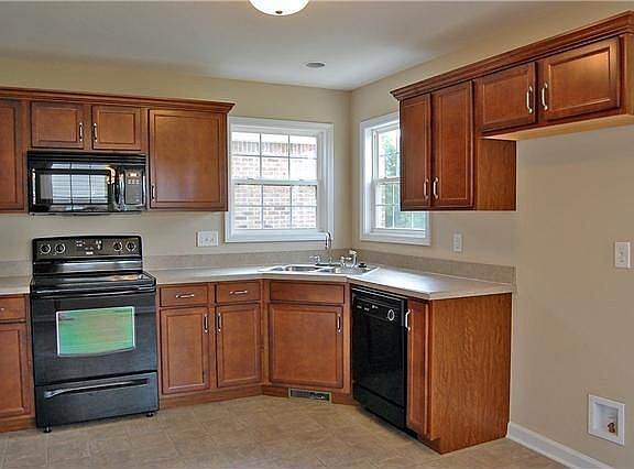 4th image of 979 Russet Dr