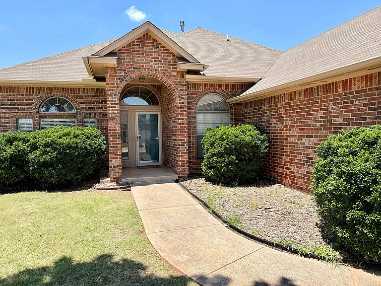 613 Oak Creek Dr — Photo 2