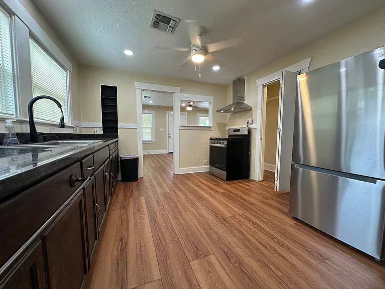 210 Las Flores Ave — Photo 10